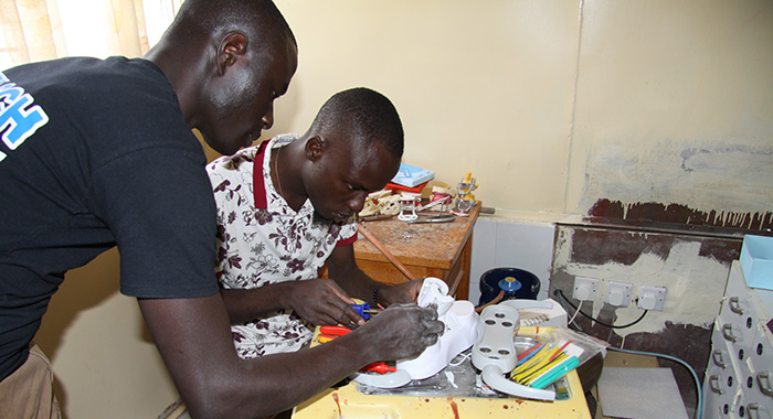 Dentists for Africa eröffnet „Dental Depot“ in Kenia. Henry Schein unterstützt Engagement ehrenamtlicher Zahnärzte erneut mit Spende.