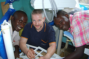 Torsten Rauch, Dentaltechniker bei Henry Schein Dental Deutschland, unterstützt den Verein mit kostenlosen Reparaturen und Schulungen des Personals vor Ort