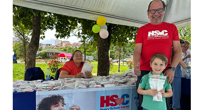 Jedes Kind erhielt eine Dentalbox mit Zahnbürsten, Zahnpasta und Mundspülung. Zusammengestellt wurden die Mundhygienekits von Team Schein-Mitgliedern der Henry Schein Dental Deutschland GmbH und der Henry Schein Services GmbH.